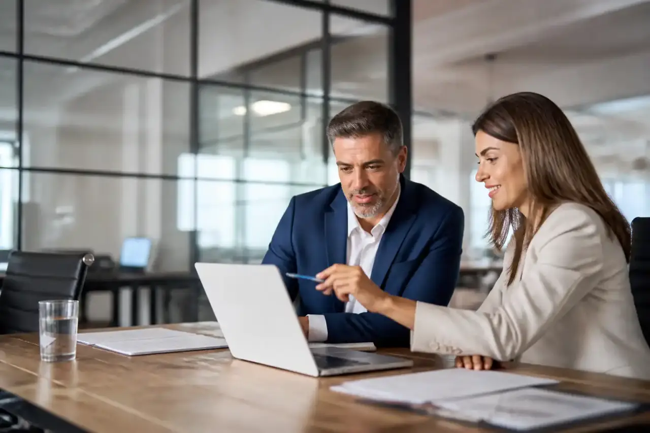 Réunion stratégique d'une équipe de direction dans un bureau moderne avec vue sur la ville